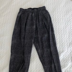 Lightweight Lululemon joggers size 4